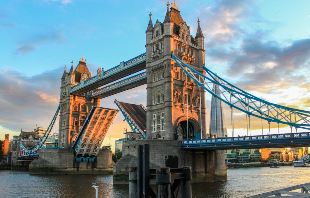 co zwiedzić w Londynie - tower bridge